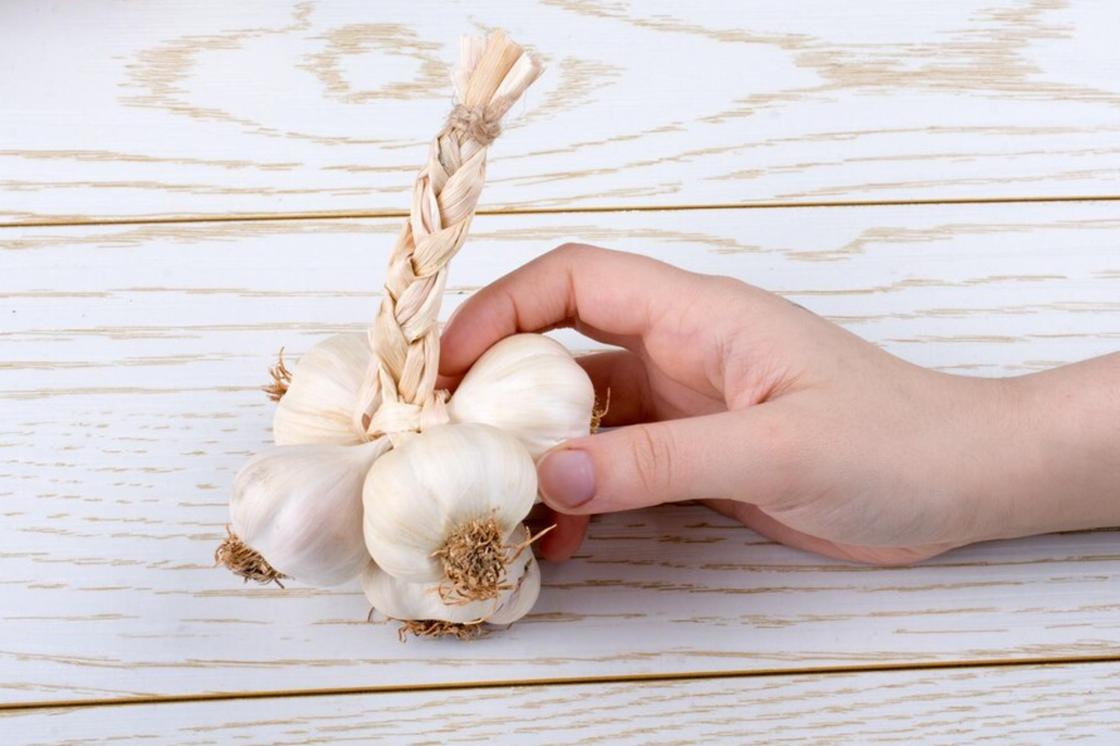 Сглаз и зависть: защита от негатива по советам Тины Каро Разложите чеснок