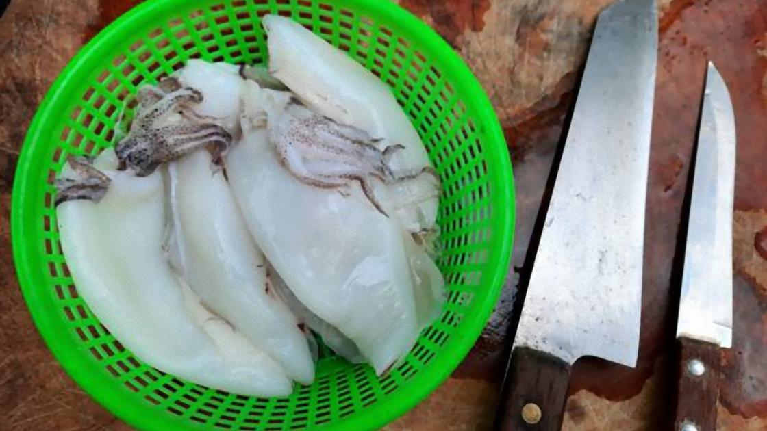 Кальмары очистка раскрываем быстрые способы подготовки морепродукта Чистка замороженных кальмаров с помощью лимонной кислоты и соли
