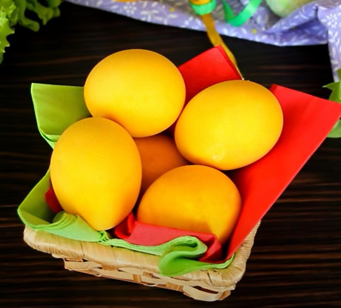 Как покрасить пасхальные яйца в 2025 году: 5 стильных идей Куркума