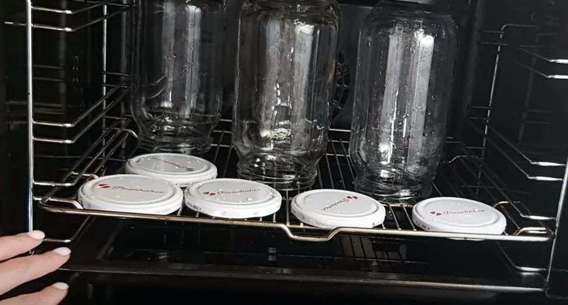 Разместите банки в духовке для стерилизации