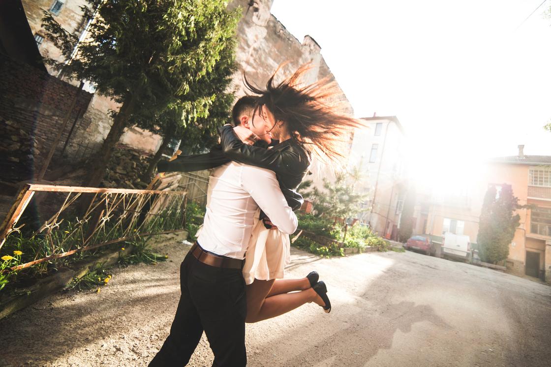 Прыщи на подбородке у девушки