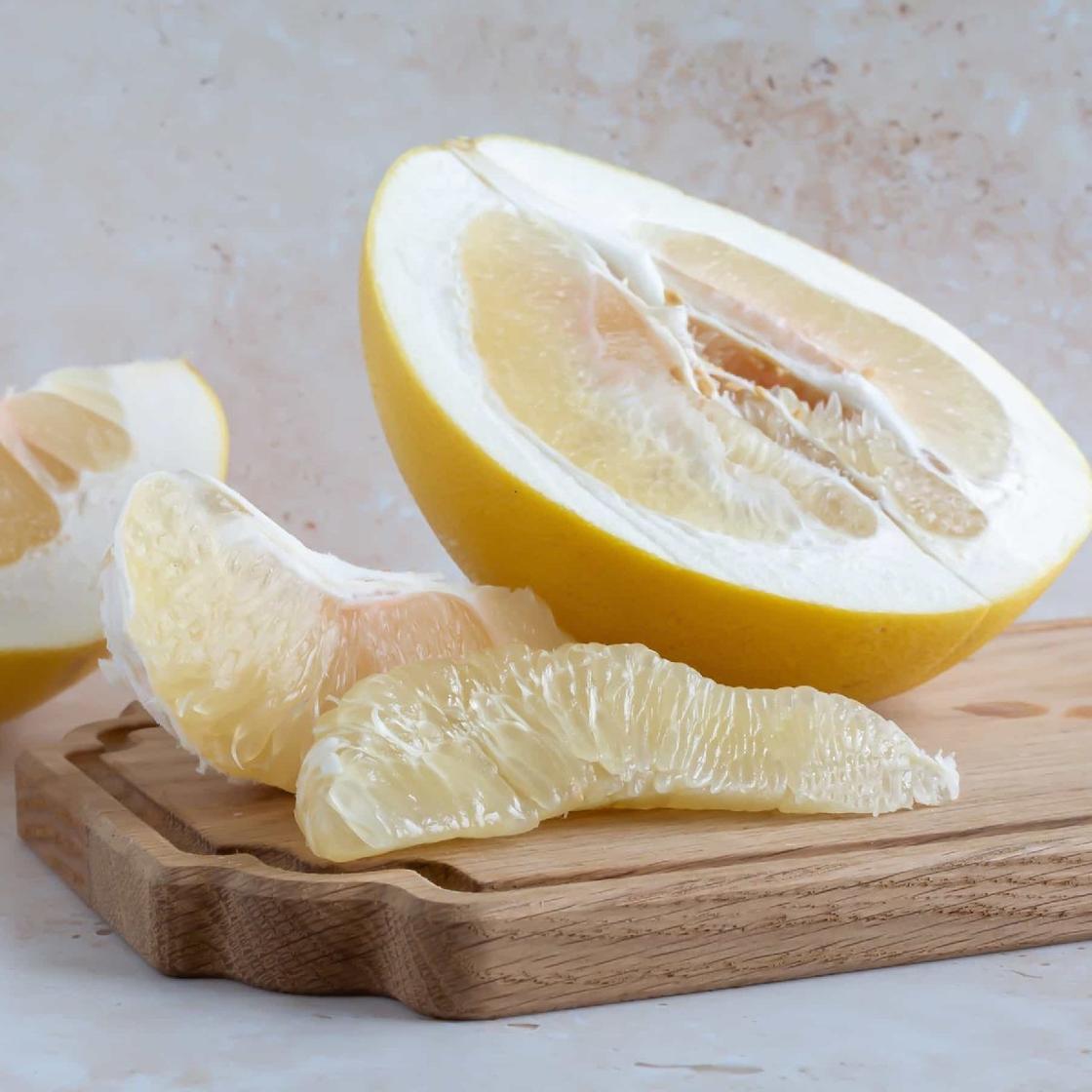 Помело: калорийность, польза, вред и как правильно есть Полезные свойства