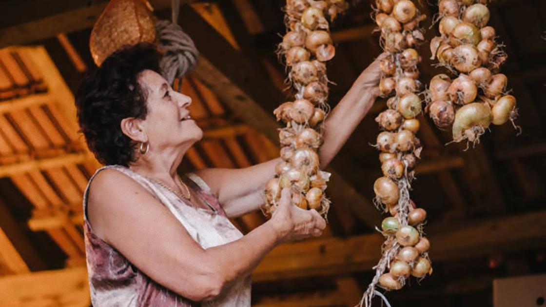 В чем и как хранить лук