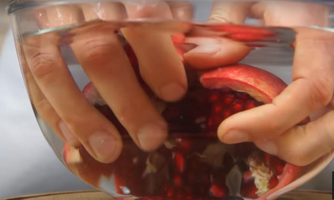 Как чистить гранат в воде