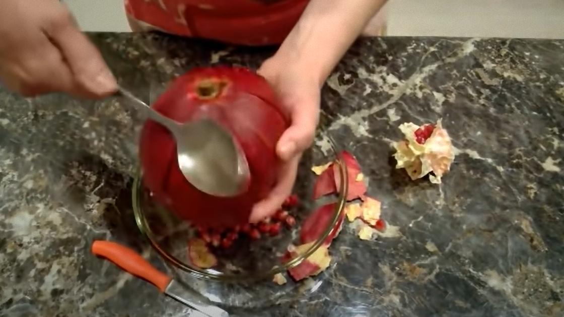 Как почистить гранат ложкой