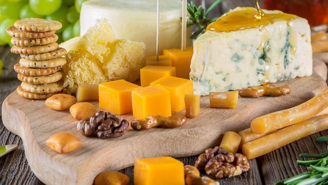 Закуски к пиву: 5 оригинальных идей без колбасы и чипсов Сырная тарелка