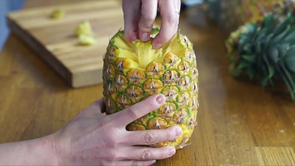 Ананас как выбрать спелый фрукт и нарезать его для яркого вкуса Деление на фрагменты пальцами