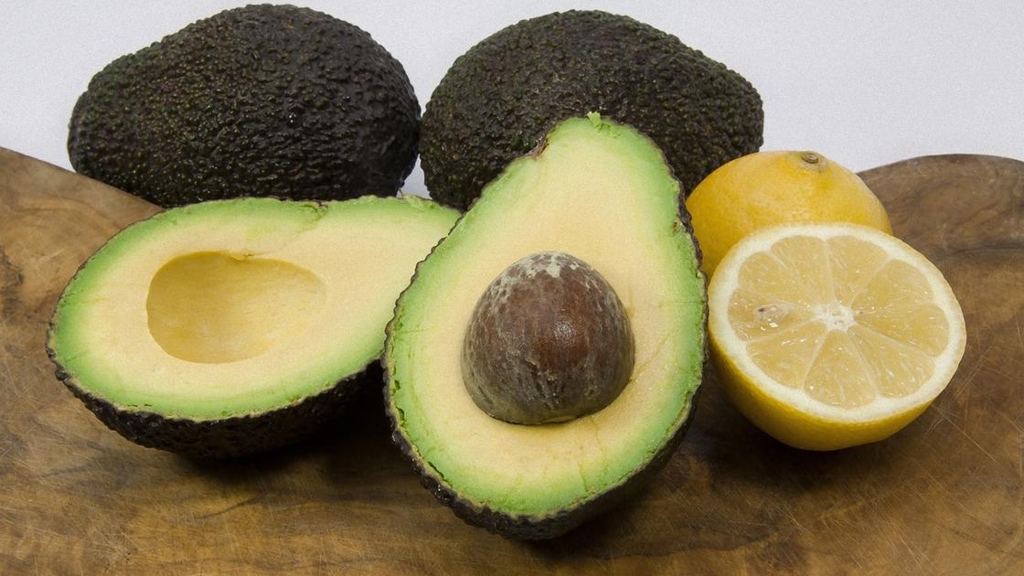 Как сохранить свежим разрезанный авокадо