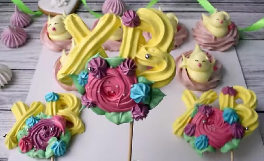 Как украсить пасхальный кулич: глазурь, посыпки и орнаменты Топперы и цветы из французской меренги