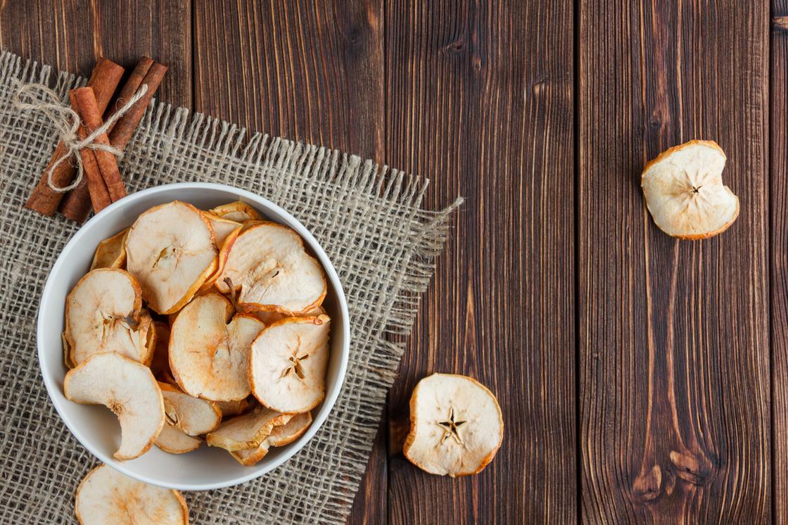 Яблочные чипсы с корицей