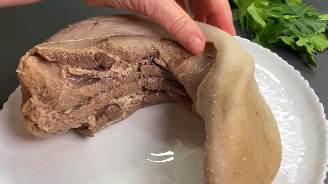 Как чистить и с чем подавать вареный язык