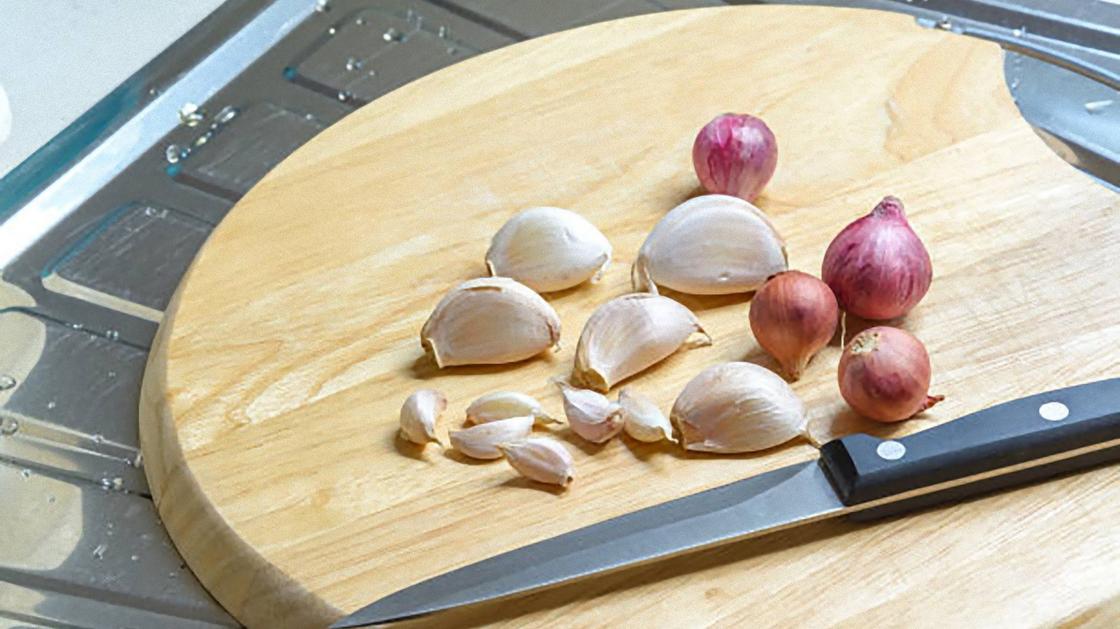 Как почистить чеснок ножом