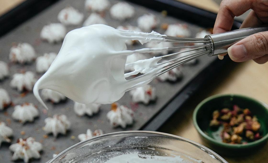 Как быстро взбить белки: секреты устойчивой пены без ошибок Белки взбивали слишком долго