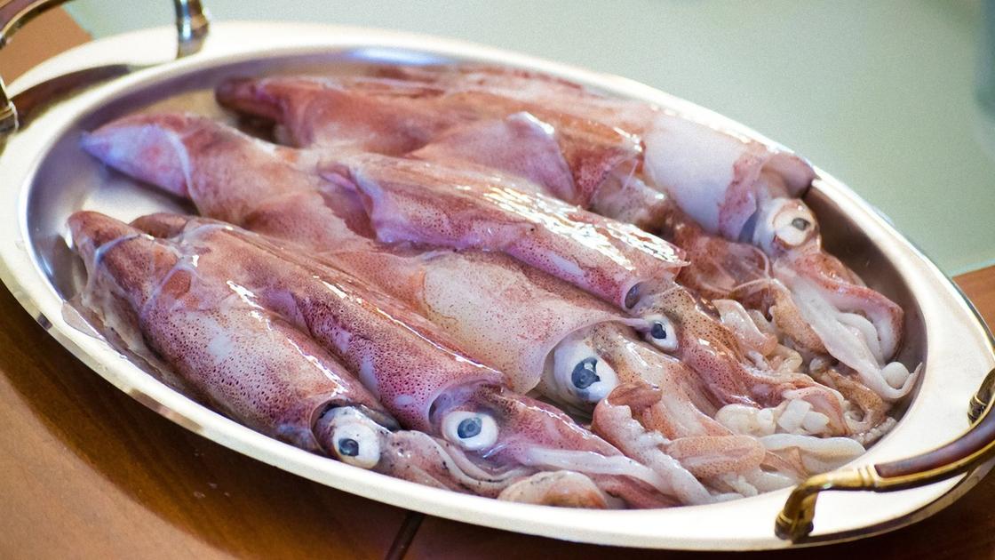 Кальмары очистка раскрываем быстрые способы подготовки морепродукта Холодная чистка кальмаров с головой