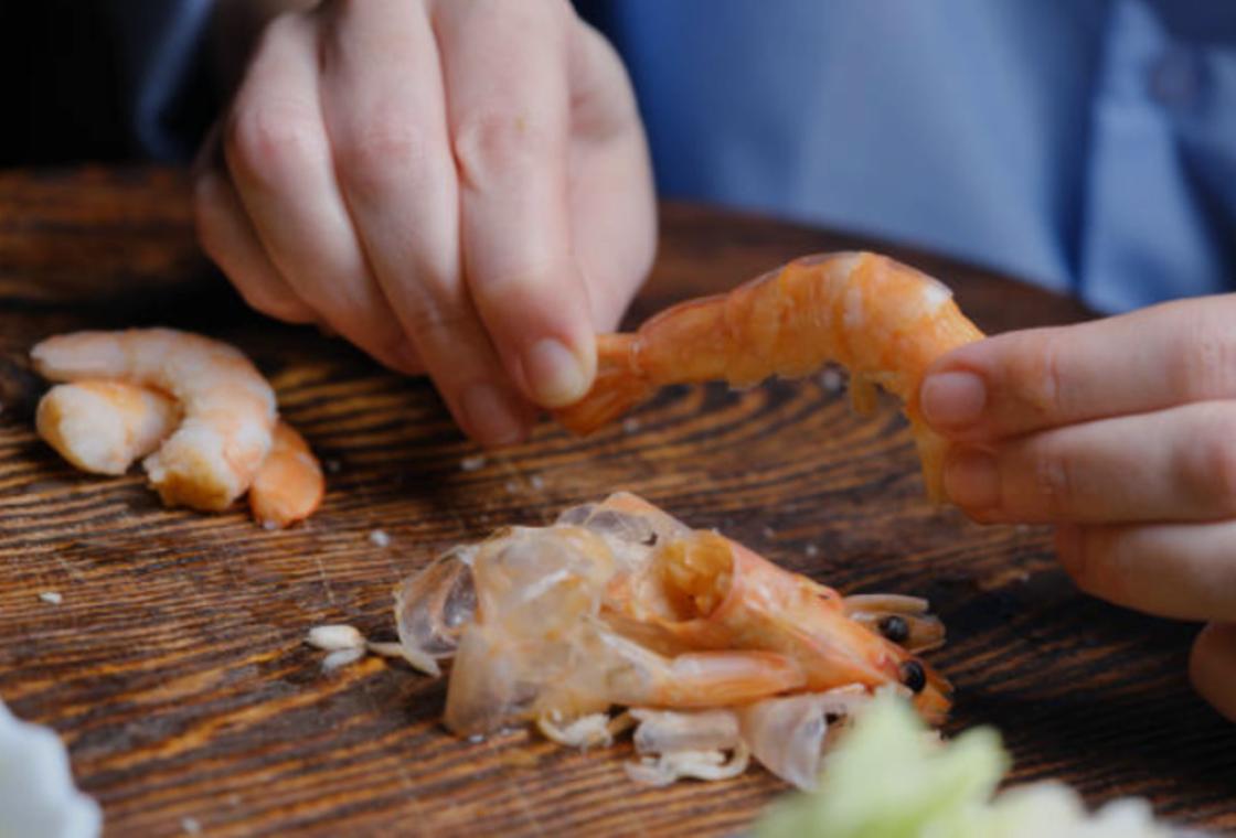 Как очищать креветки руками
