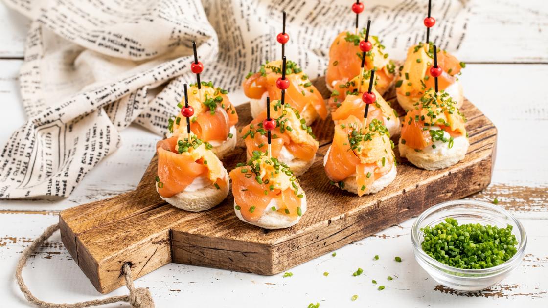 Канапе с лососем и авокадо