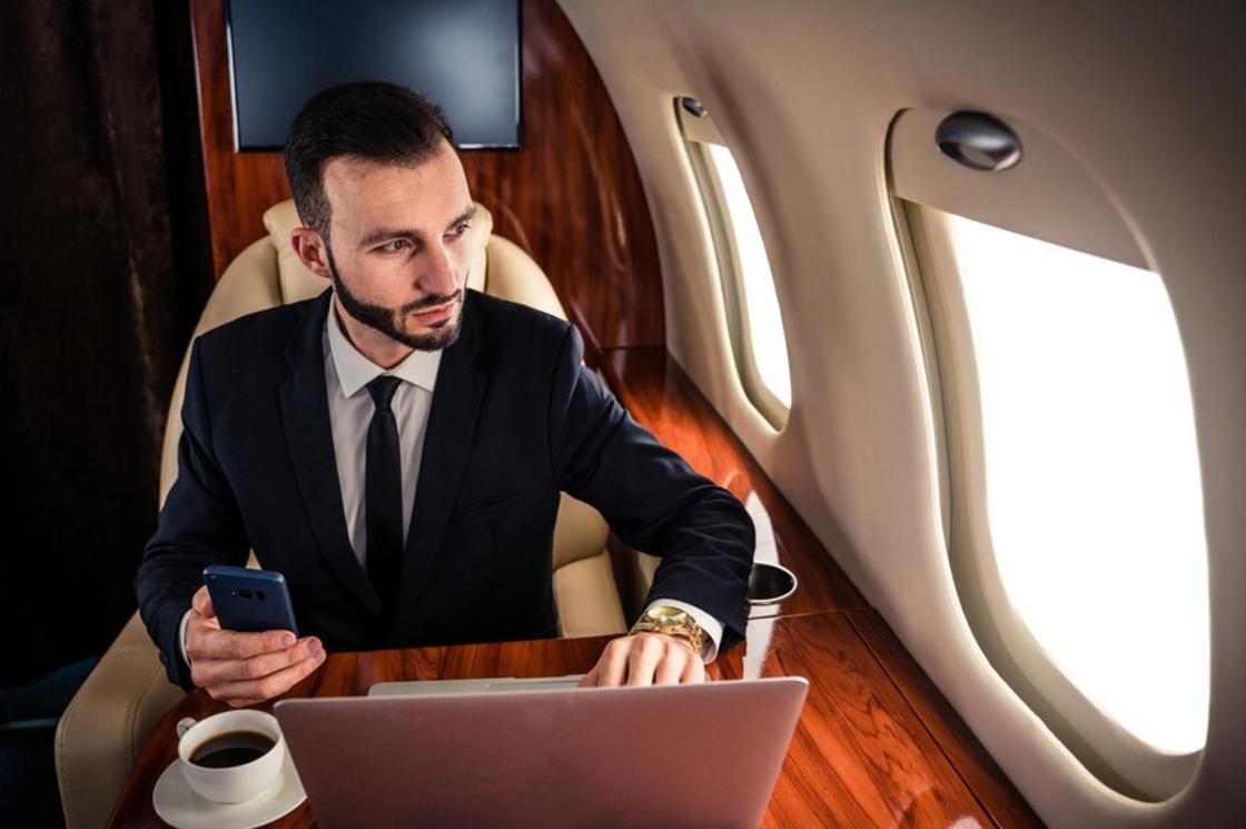 Декабрь объяснит как Ретроградный Меркурий меняет финансовые решения и планы Водолей