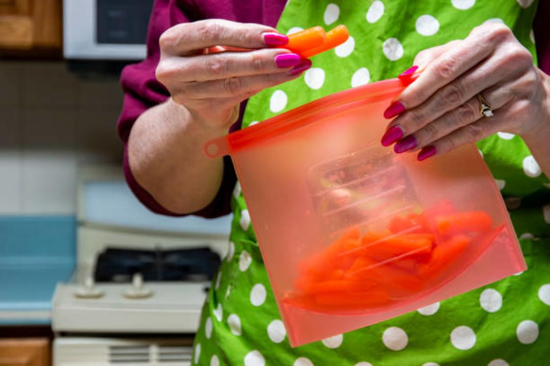 Как хранить морковь: в песке, лотках или без земли — советы В воде в холодильнике