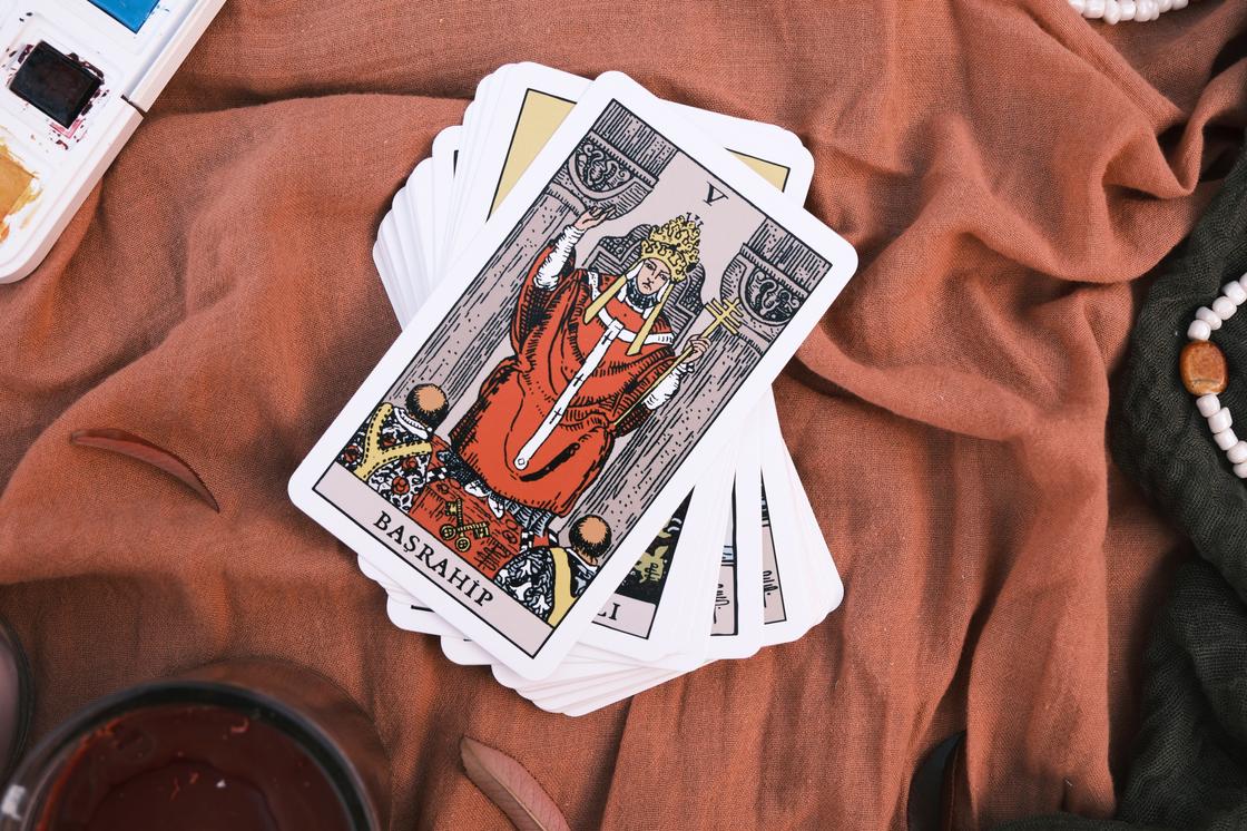 Тайны старших арканов: значения и сценарии судьбы в Таро Иерофант