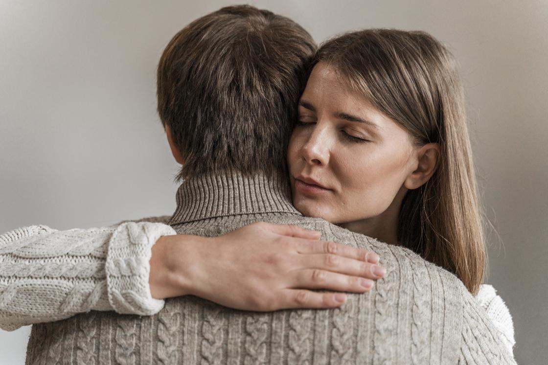 Королева мечей в раскладах на любовь и отношения