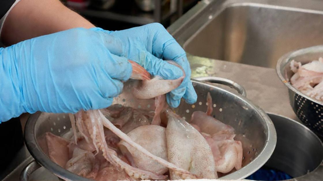 Кальмары очистка раскрываем быстрые способы подготовки морепродукта Очистка вареных кальмаров