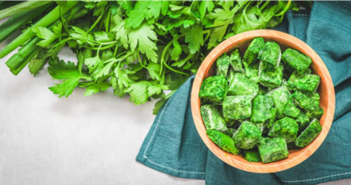 Заморозка листьев петрушки в кубиках льда