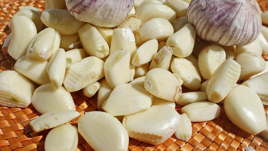 Чистка чеснока силиконовым ковриком