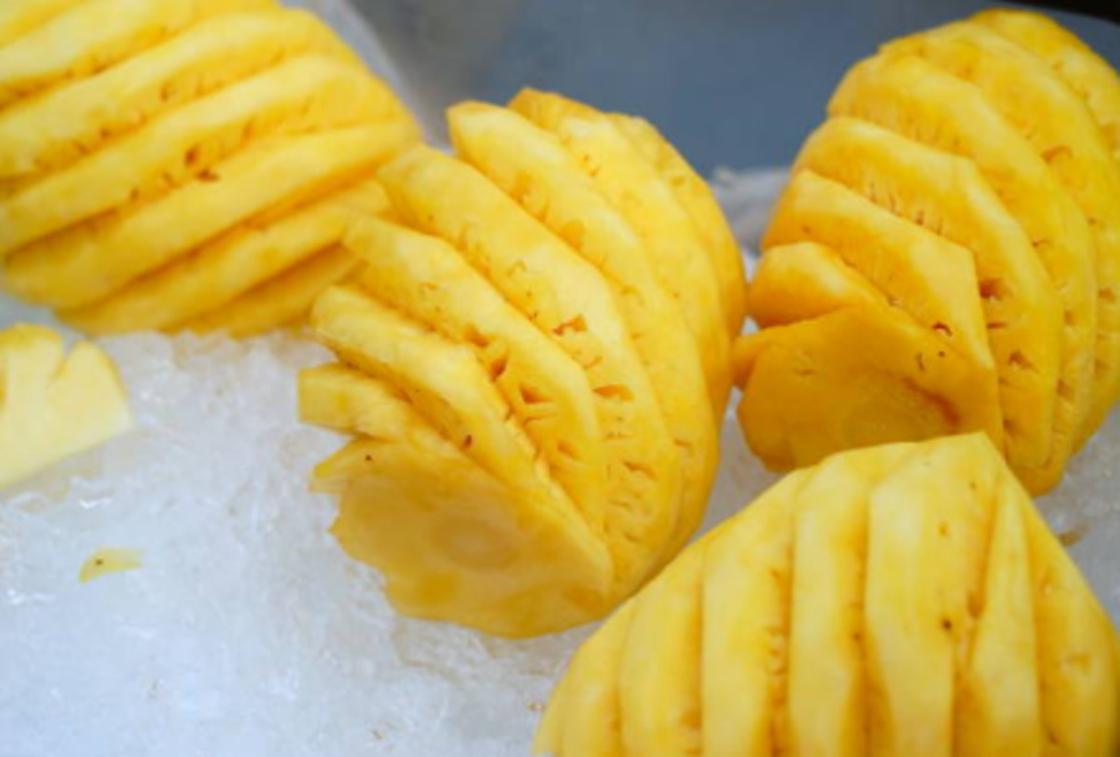 Чистка ананаса по-тайски