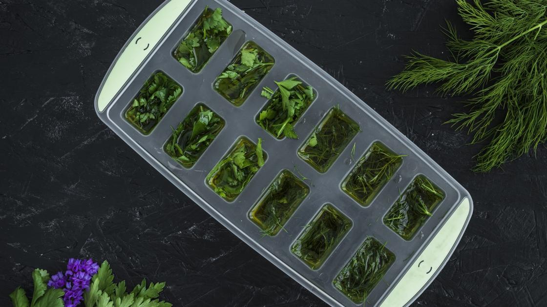 Заморозка укропа в формочках для льда