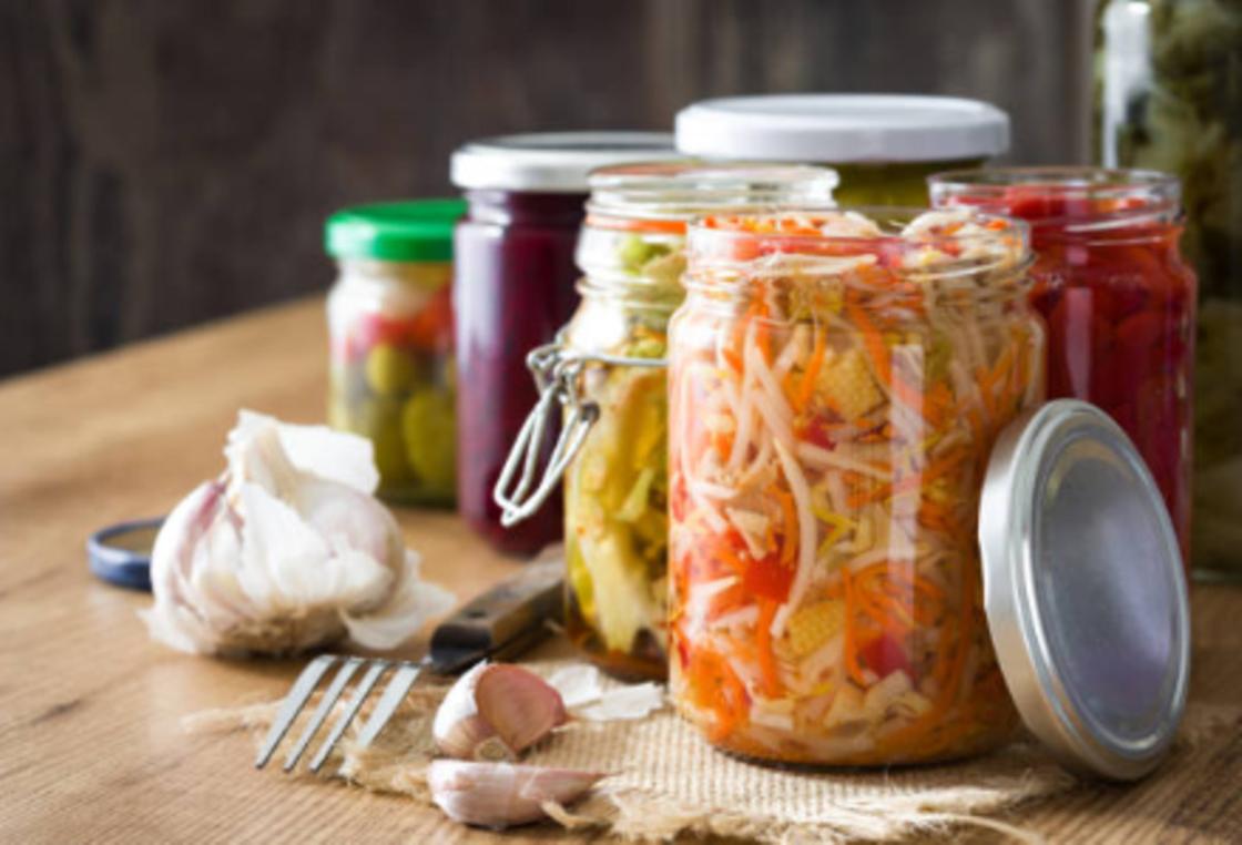 Зимние салаты из свежих овощей: рецепты без майонеза Салат из квашеной капусты на зиму