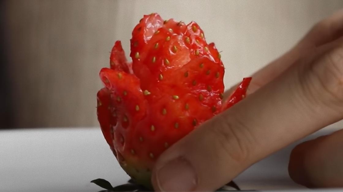 Роза из клубники
