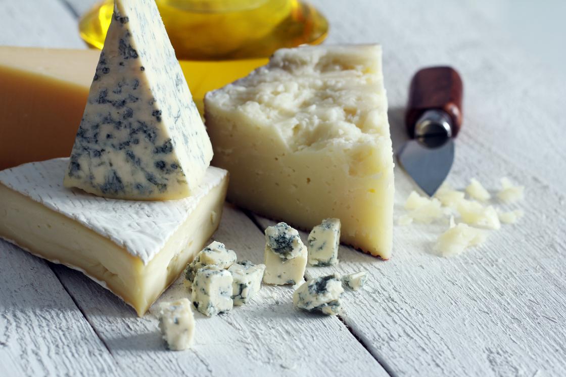 Сыр с плесенью: 5 видов, польза и когда лучше отказаться от продукта «Дор Блю»