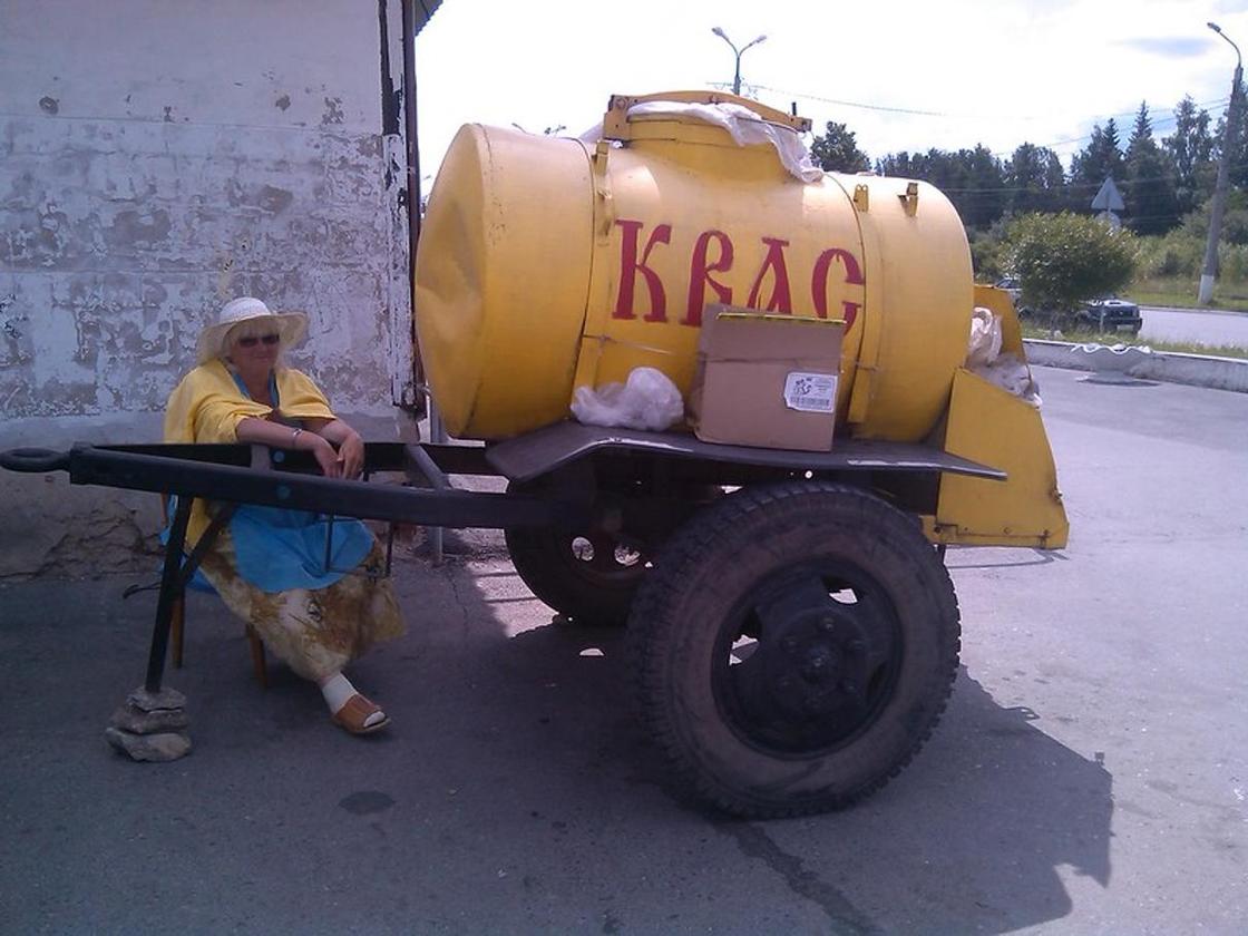 Чай в стаканах, компот из сухофруктов, хлебный квас