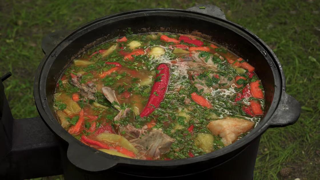 Готовим на костре: 5 необычных блюд в казане для вкусного пикника Шурпа