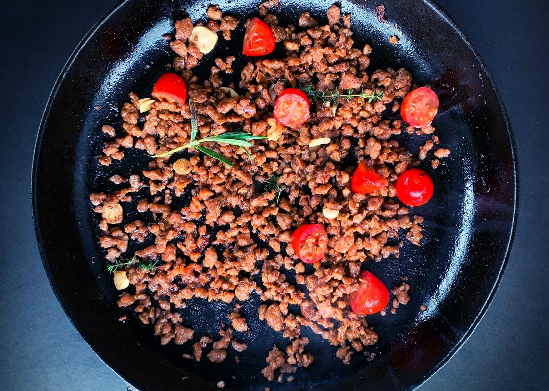 Как разморозить фарш на сковороде?