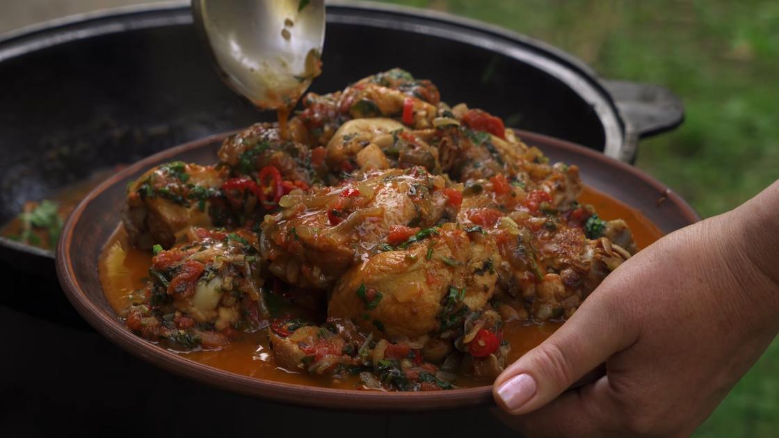 Готовим на костре: 5 необычных блюд в казане для вкусного пикника Чахохбили