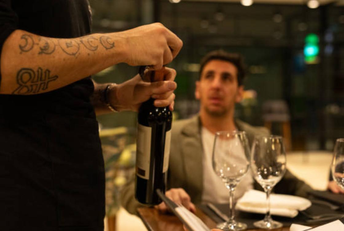 Продавите пробку внутрь