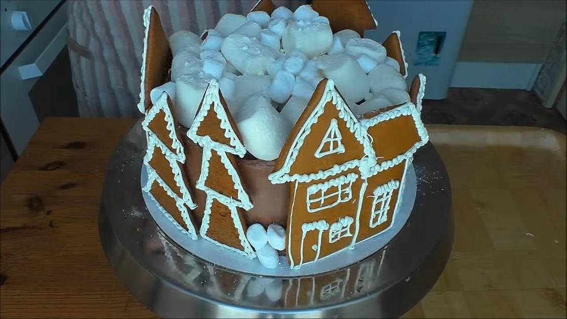 Новогодний торт создаем праздничные идеи для эффектного угощения Декор из готовых кондитерских изделий