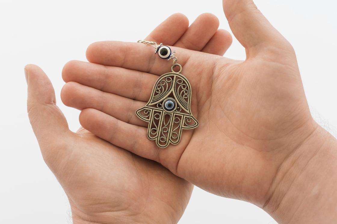 Сглаз и зависть: защита от негатива по советам Тины Каро Наденьте оберег