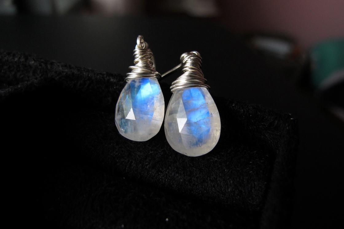 Лунный камень: магия интуиции и сила женской энергетики Магические свойства лунного камня