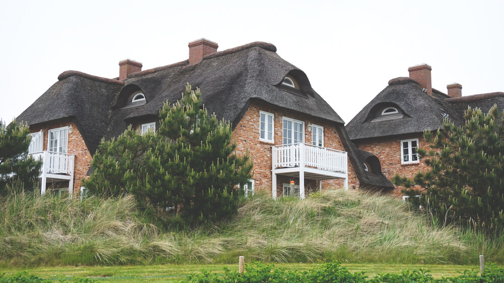 Architektur-Haus-Reetdach-St-Peter-Ording-Nordsee