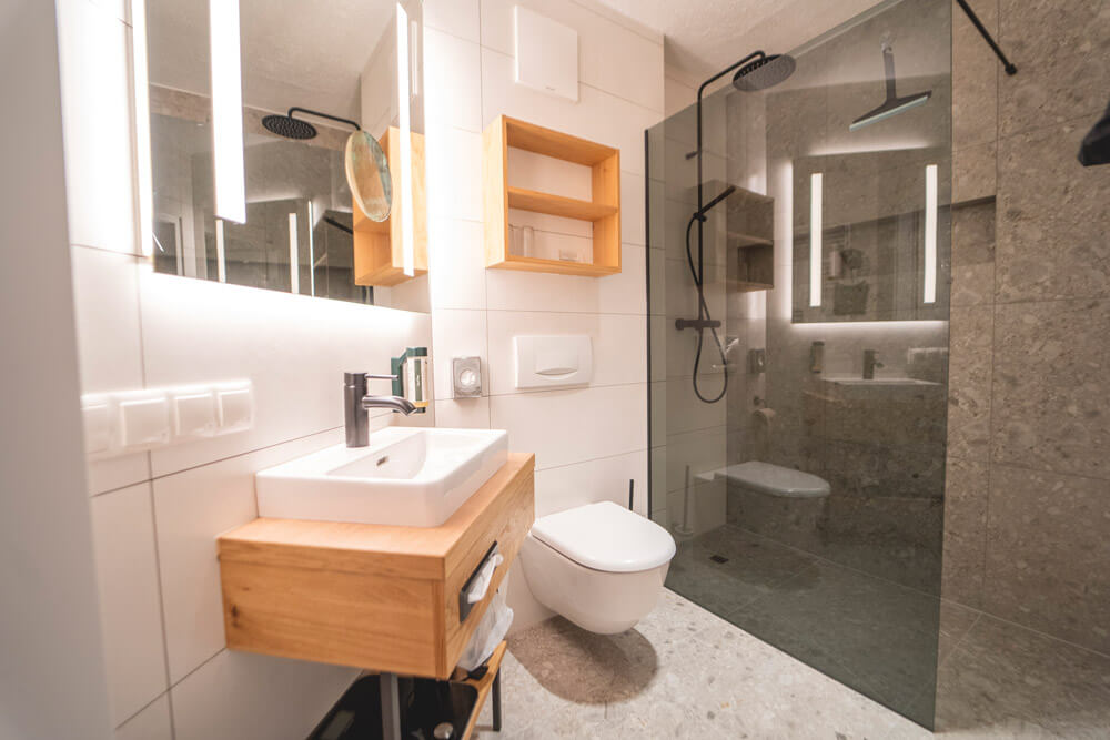 Badezimmer-Dusche-Tauernhof-Flachau