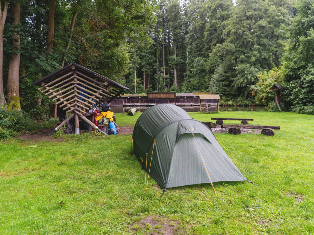 Biwakplatz-Steinfoerde-Zelt-Wasserwanderung