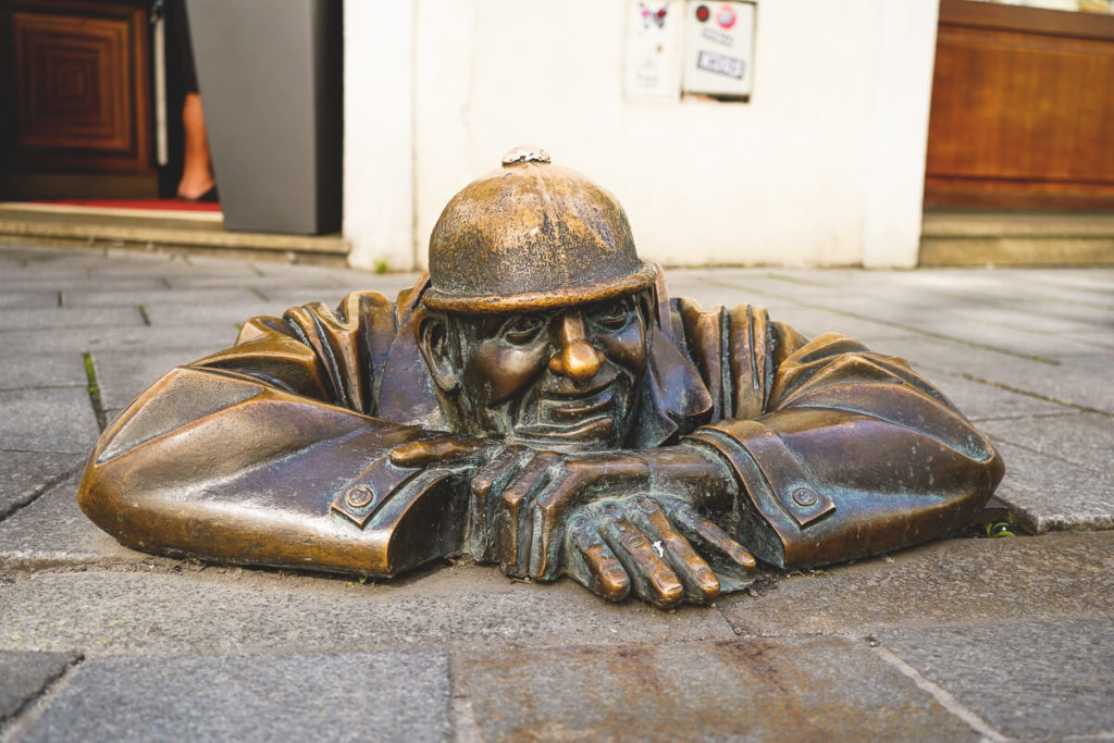 Bratislava-Sehenswuerdigkeiten-Bronzestatuen-Altstadt