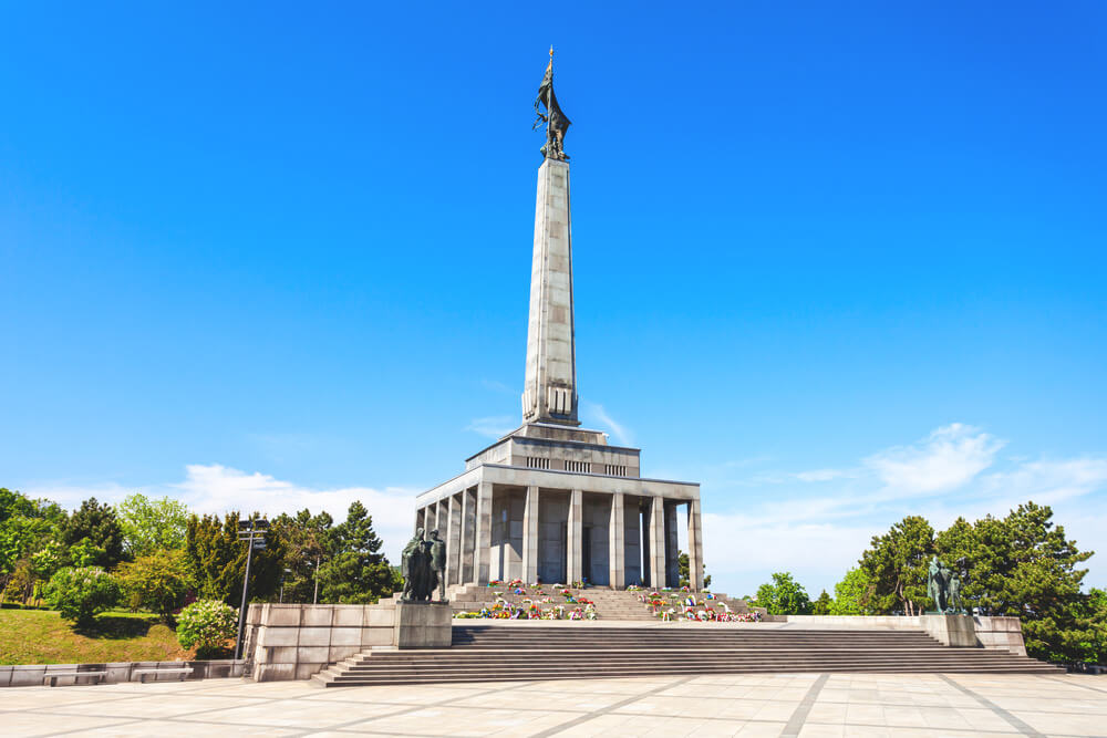 Bratislava-Sehenswuerdigkeiten-Denkmal-Slavin-Soldaten