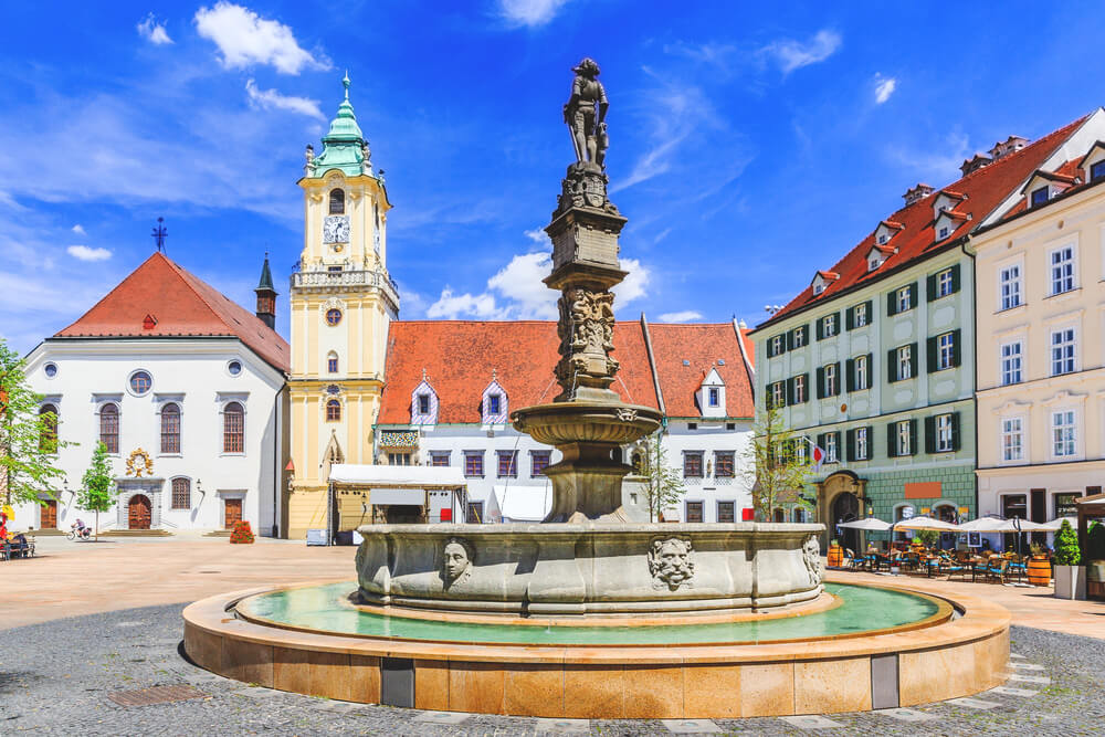 Bratislava-Sehenswuerdigkeiten-Hauptplatz-Altstadt.Brunnen