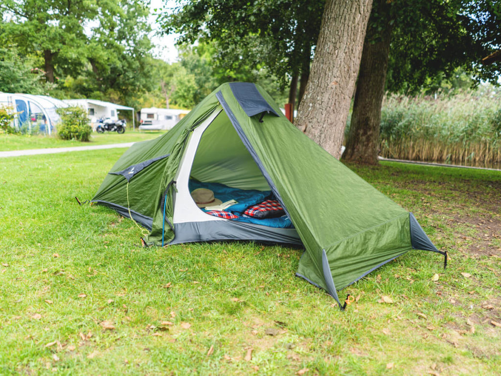 Campingplatz-Zwenzower-Ufer-Zelt-aufbauen