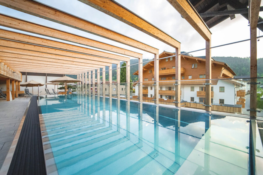 Dachterrasse-Pool-Tauernhof-Hotel-Flachau