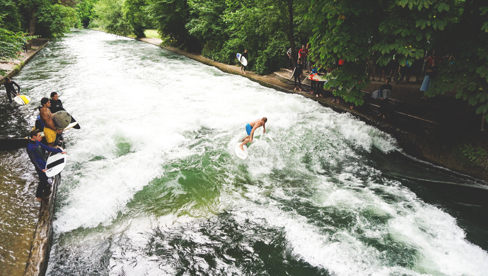 Eisbachwelle-Muenchen-Englischer-Garten-Surfen