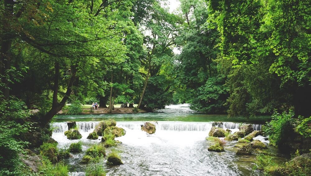 Englischer-Garten-Muenchen-Isar